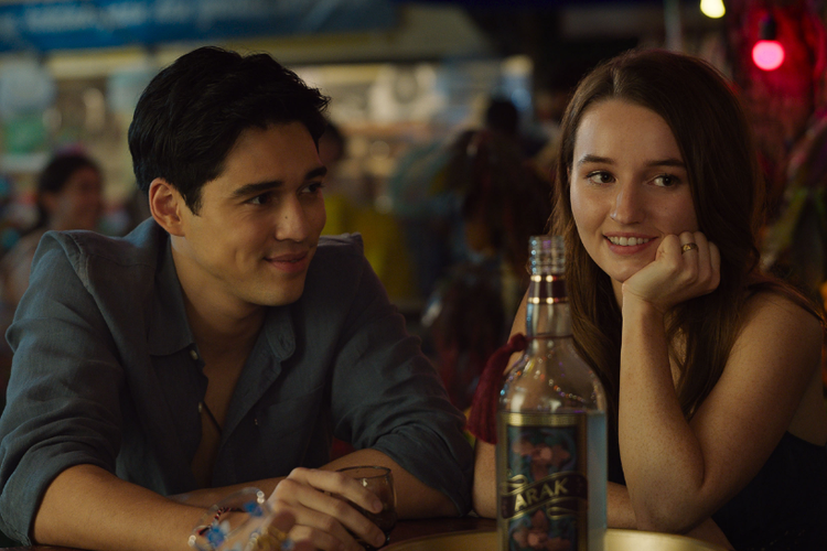 Maxime Bouttier dan Kaitlyn Dever, pemeran utama di film Ticket to Paradise