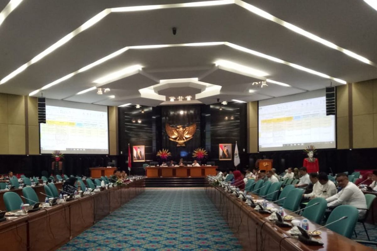 Rapat pembahasan Kebijakan Umum Perubahan Anggaran dan Prioritas Plafon Anggaran Sementara (KUPA-PPAS) di Gedung DPRD DKI Jakarta, Jakarta Pusat, Jumat (14/9/2018).