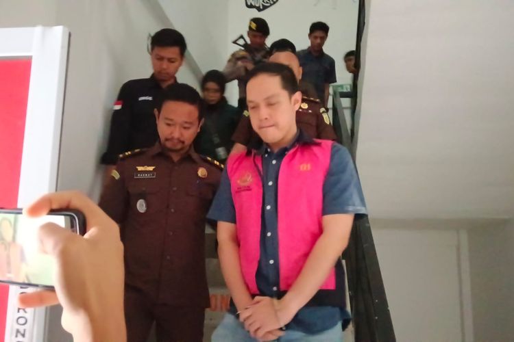 Tersangka kasus dugaan korupsi proyek lintasan atletik Kabupaten Kuansing, AF digiring menuju tahanan Lapas Teluk Kuantan, Kamis (21/12/2023).