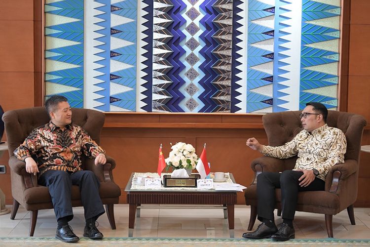 Gubernur Jawa Barat Ridwan Kamil menerima kunjungan Duta Besar China untuk Indonesia Lu Kang di Ruang Tamu Gubernur, Gedung Sate Bandung, Jumat (26/5/2023). 