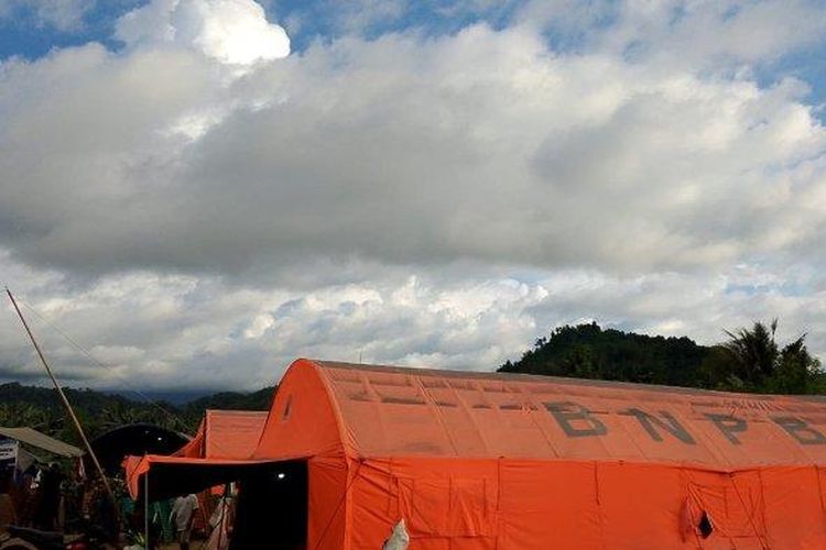Tenda Pengungsian Erupsi Gunung Ibu Halamahera Barat di Desa Gam Ici Tertutup Abu Vulkanik Akibat Erupsi yang terjadi pada Rabu (29/5/2024)