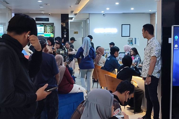 Antrean pembelian emas di Butik Emas Logam Mulia Antam, Pulogadung, Jakarta Timur, Jumat (24/10/2025),
