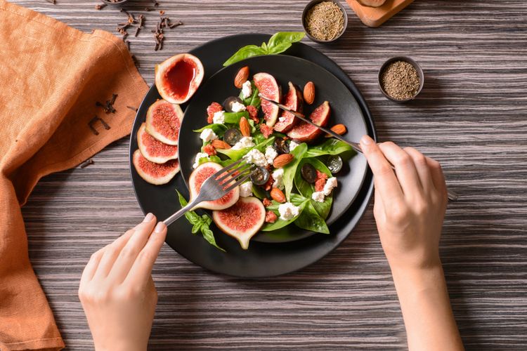 Ilustrasi buah tin atau buah ara dibuat sebagai salad. Buah tin sangat kaya nutrisi yang tidak hanya memiliki banyak manfaat untuk kesehatan. Tetapi manfaat buah tin juga dapat membantu menurunkan berat badan.