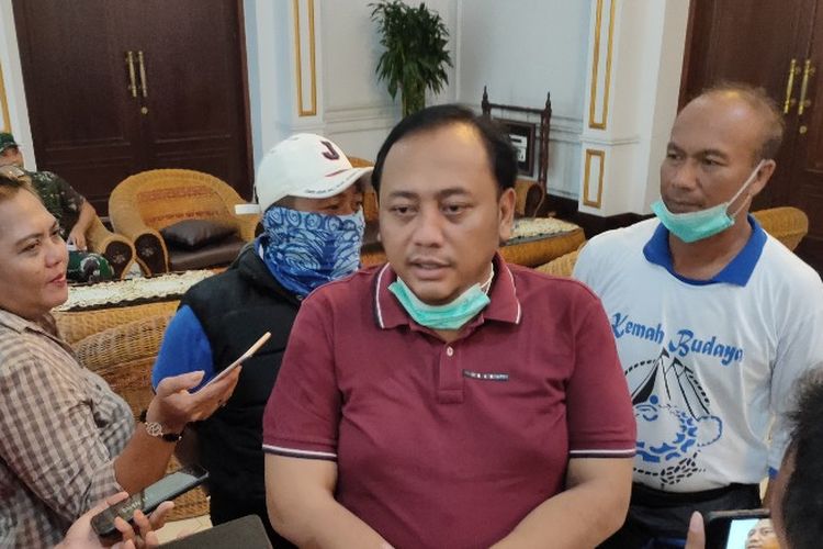 Wali Kota Tegal Dedy Yon Supriyono memberikan keterangan kepada awak media di Balai Kota Tegal, Jumat (27/3/2020) malam
