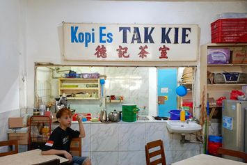Cerita di Balik Legendarisnya Kopi Es Tak Kie, Berdiri Sejak Tahun 1927