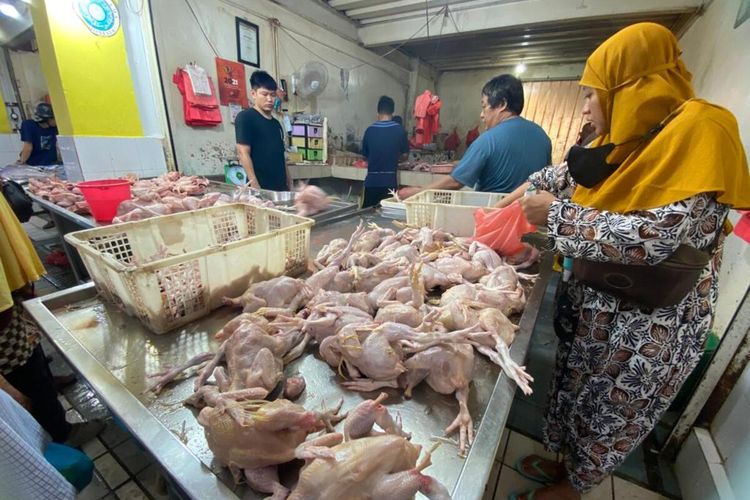 Penjualan ayam potong di salah satu pasar di Batam.