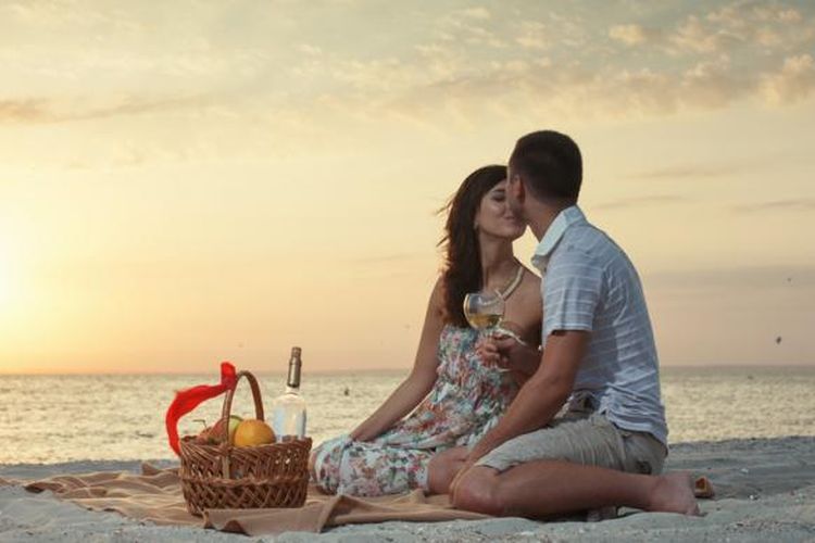 Pantai tidak pernah gagal menjadi salah satu tempat romantis bagi pasangan yang tengah jatuh cinta.