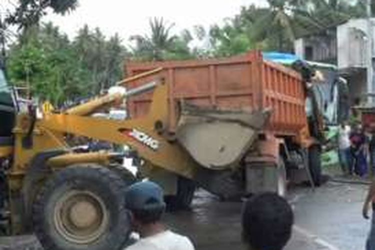 Sebuah truk dan bus lintas propinsi bertabarakan kecamatan Bambanglamotu Mamuju utara sulawesi barat. Lima penumpang termasuk sopir bus dan truk mengalami parah tulang hinga dilarikan ke puskesmas dan rumah sakit Mamju utara, Rabu (20/7).