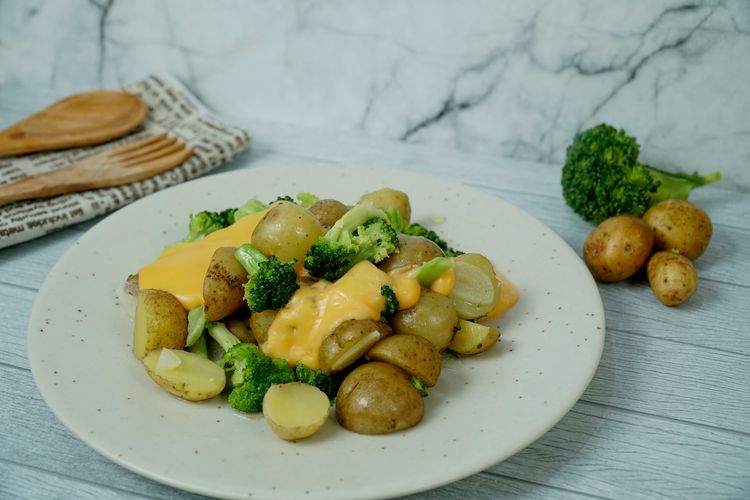 Tumis brokoli baby potato saus keju. 