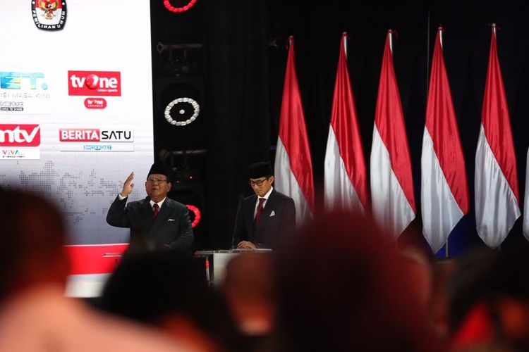 Calon presiden dan wakil presiden nomor urut 02, Prabowo Subianto (kiri) dan Sandiaga Uno saat mengikuti debat kelima Pilpres 2019 di Hotel Sultan, Jakarta, Sabtu (13/4/2019) malam. Debat terakhir itu mengangkat tema ekonomi dan kesejahteraan sosial, keuangan, investasi, serta industri.