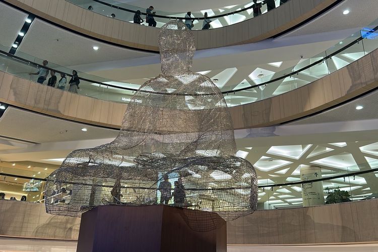 Hari Raya Waisak 2570 BE, Diorama Buddha Transparan Setinggi Gedung 2 Lantai Pecahkan Rekor MURI di Surabaya