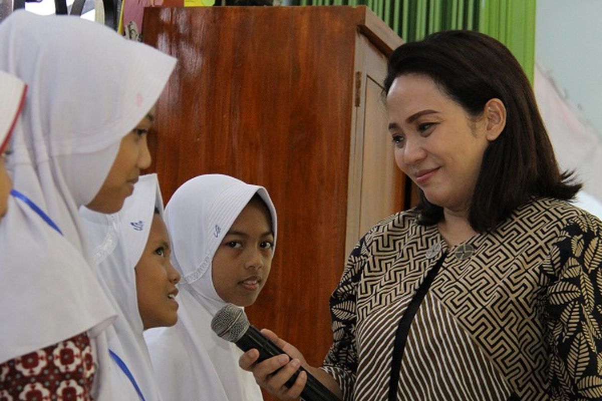 Ketua Tim Penggerak PKK Kota Semarang Krisseptiana Hendrar Prihadi saat berinteraksi dengan anak-anak