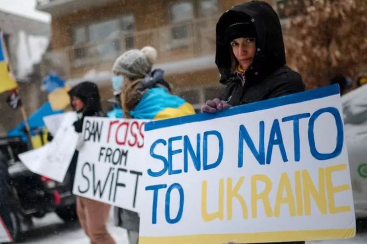 Demonstrasi warga Ukraina di Montreal, Kanada, 25 Februari 2022, meminta bantuan NATO untuk ikut melawan invasi Rusia.