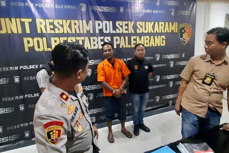 Polsek Sukarami menggelar konfrensi pers terkait penangkapan seorang pemuda yang mencuri Iphone 14 Pro Max milik korban kecelakaan, Jumat (13/10/2023).