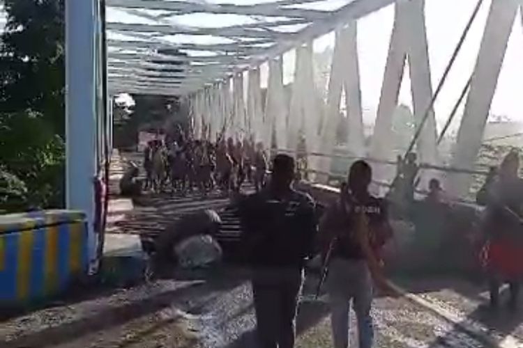 Warga blokade jalan dan jembatan di kawasan Maruni Manokwari jalan trans Papua barat