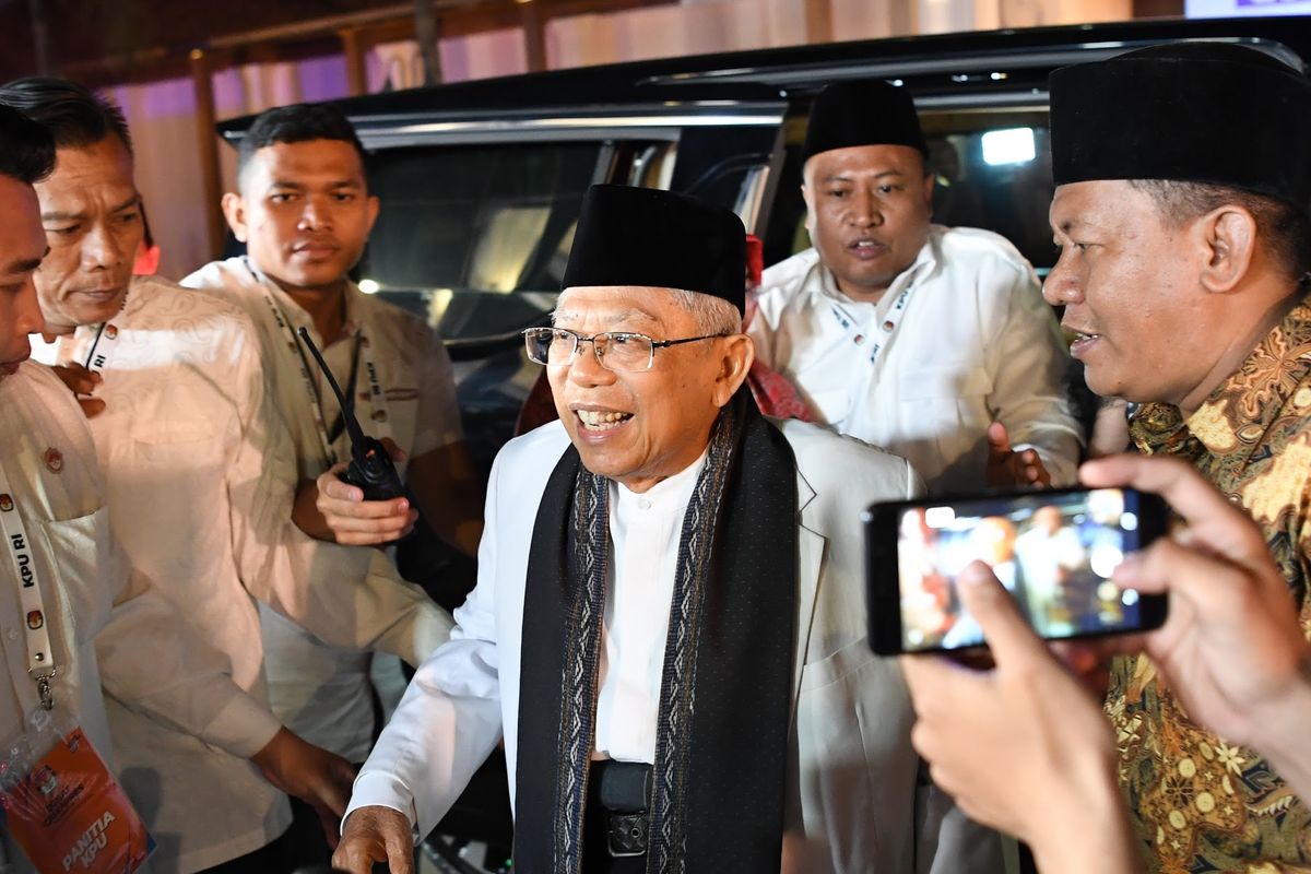 Calon Presiden Nomor Urut satu, Prof. Dr. KH. Maruf Amin sesaat setelah datang ke tempat berlangsungnya debat calon wakil presiden di Jakarta, Minggu (17/3/2019).