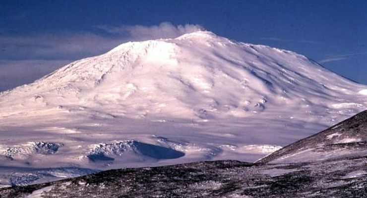 Gunung Berapi di Antartika Semburkan Emas Saat Terjadi Erupsi