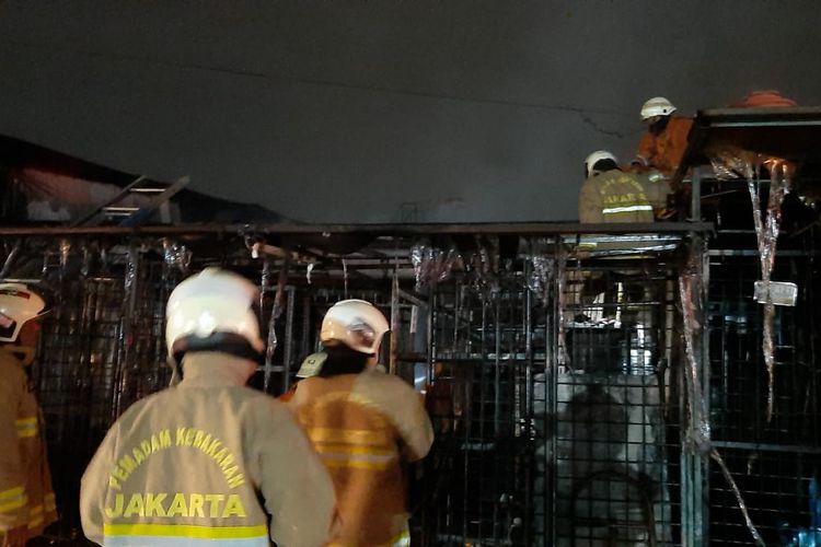 Sebuah rumah tinggal di Jalan Bambu Dua, RT.004/RW.006, Srengseng, Kembangan, Jakarta Barat terbakar pada Senin (13/9/2021). 