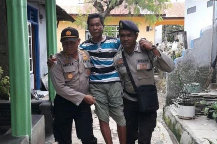 Kelapa Lima, Ajun Komisaris Polisi (AKP) Basit Algadri (kiri bertopi) bersama anggotanya sedang menggendong seorang warga Kota Kupang yang difabel menuju ke TPS 2 Kelurahan Kelapa Lima, Kecamatan Kelapa Lima untuk memberikan hak suara