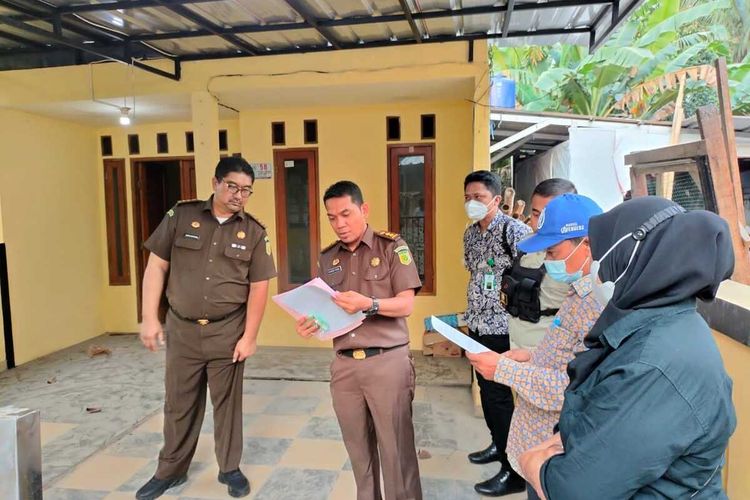 Penyidik Kejaksaan Tinggi Banten menyita empat rumah milik tersangka kasus dugaan korupsi penggelepan uang pajak kendaraan bermotor di Samsat Kelapa Dua
