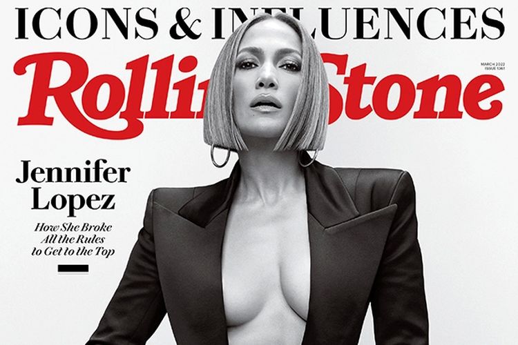 Jennifer Lopez bergaya di sampul majalah Rolling Stone edisi Maret 2022.