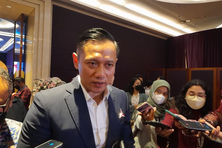 Ketua Umum Partai Demokrat Agus Harimurti Yudhoyono (AHY) di kawasan Kuningan, Jakarta usai menghadiri acara 10 tahun forum pemred, Jumat (5/8/2022).