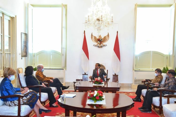 Presiden Joko Widodo saat menerima delegasi Bank Dunia di Istana Merdeka, Jakarta, Kamis (14/7/2022).