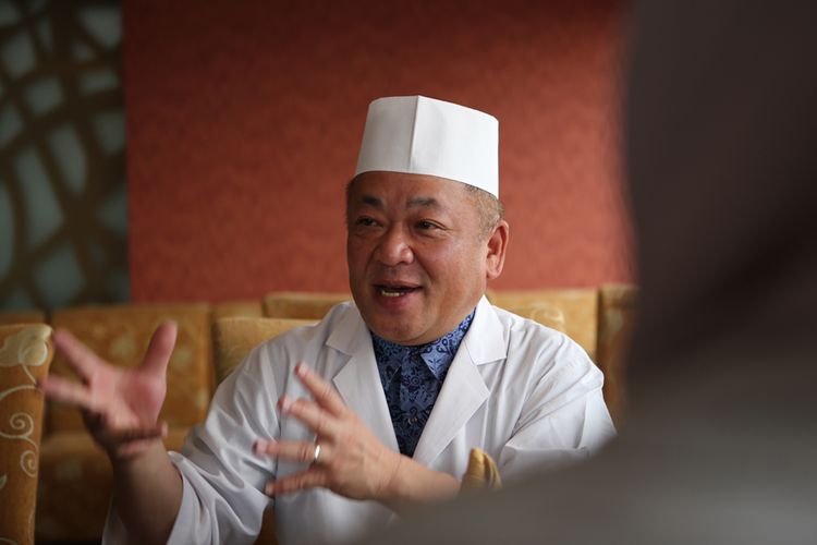 Chef Koushi Umemoto dari Shiga, Jepang saat menerangkan tentang keistimewaan daging omi hime, di Restoran Kahyangan, Jakarta, Selasa (10/7/2018).