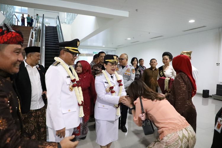 Agustina Wilujeng bersama dan Iswar Aminuddin usai resmi dilantik sebagai Wali Kota dan Wakil Wali Kota Semarang di Istana Negara, Jakarta, Kamis (20/2/2025).