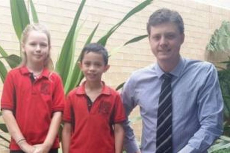 Kepala sekolah SD Kempsey South, Australia, Andrew Kuchling dan beberapa muridnya.