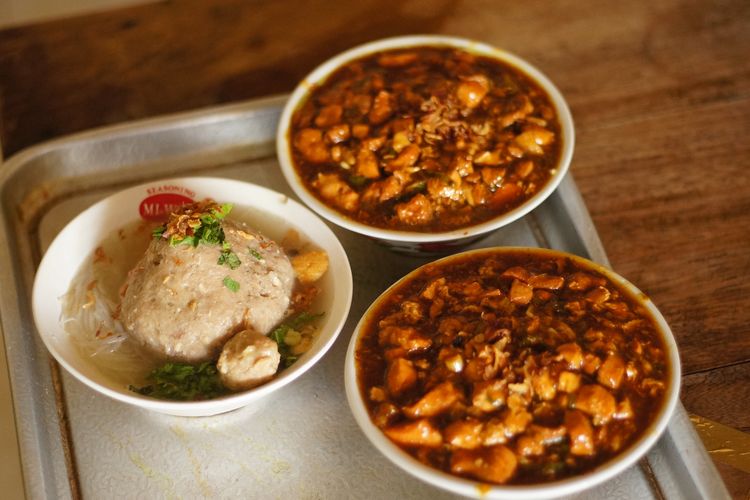 Ilustrasi sajian mie ayam dan bakso di warung Mie Ayam dan Bakso Balungan Aa. 