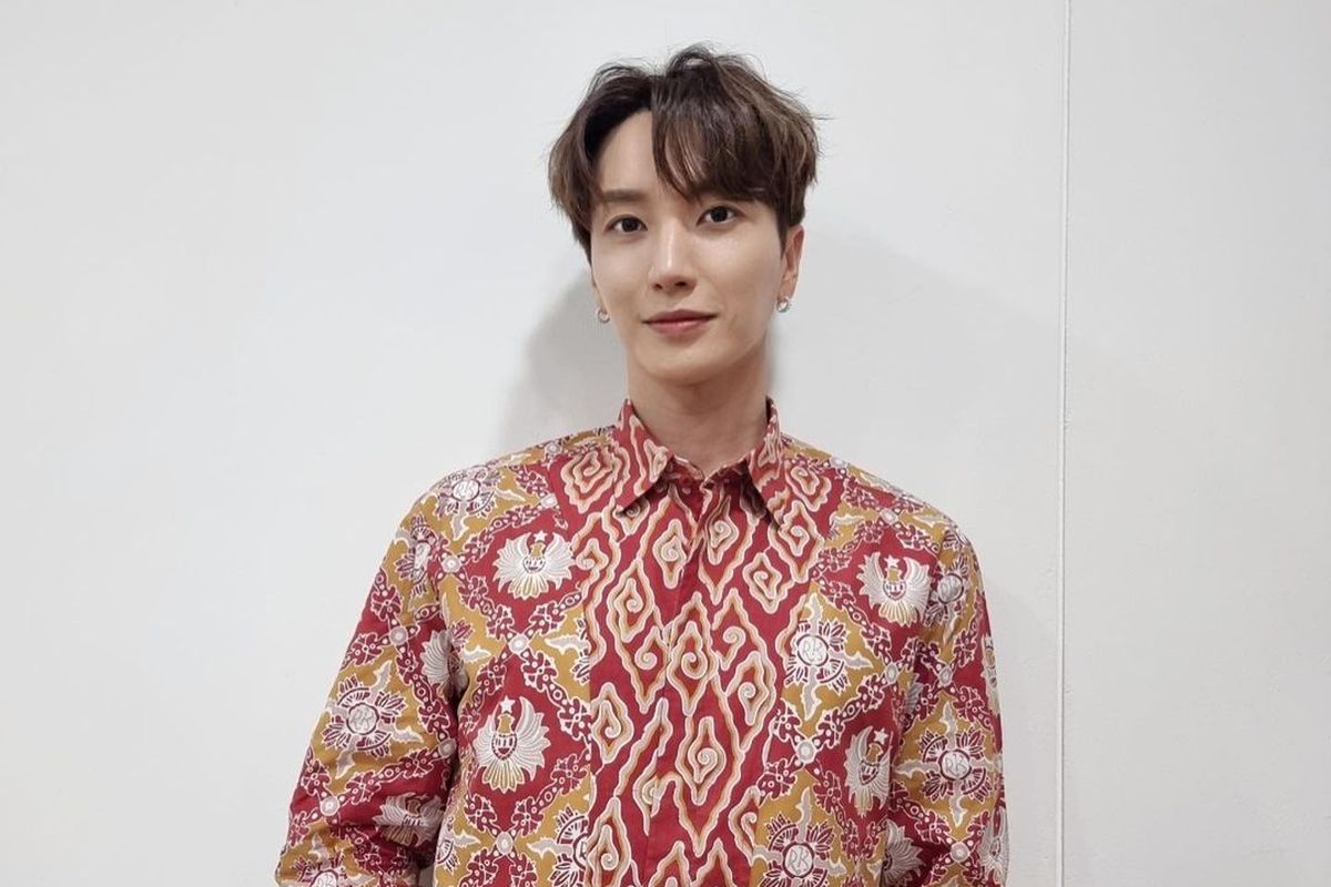 Leeteuk Super Junior mengenakan batik rancangan Ridwan Kamil yang dibuat bersama Batik Komar. 