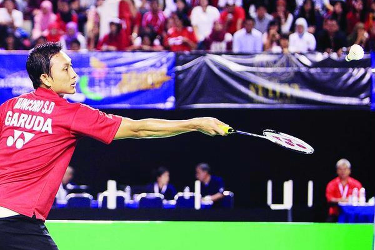Pebulu tangkis tim Garuda Indonesia, Sony Dwi Kuncoro, berupaya mengembalikan bola kepada pemain Malaysia Leopard, Iskandar Zulkarnain, dalam penentuan juara grup Kejuaraan Bulu Tangkis Axiata Cup 2012 di Stadion Tenis Indoor, Senayan, Jakarta, Minggu (25/3). Sony menang 21-19, 21-12.