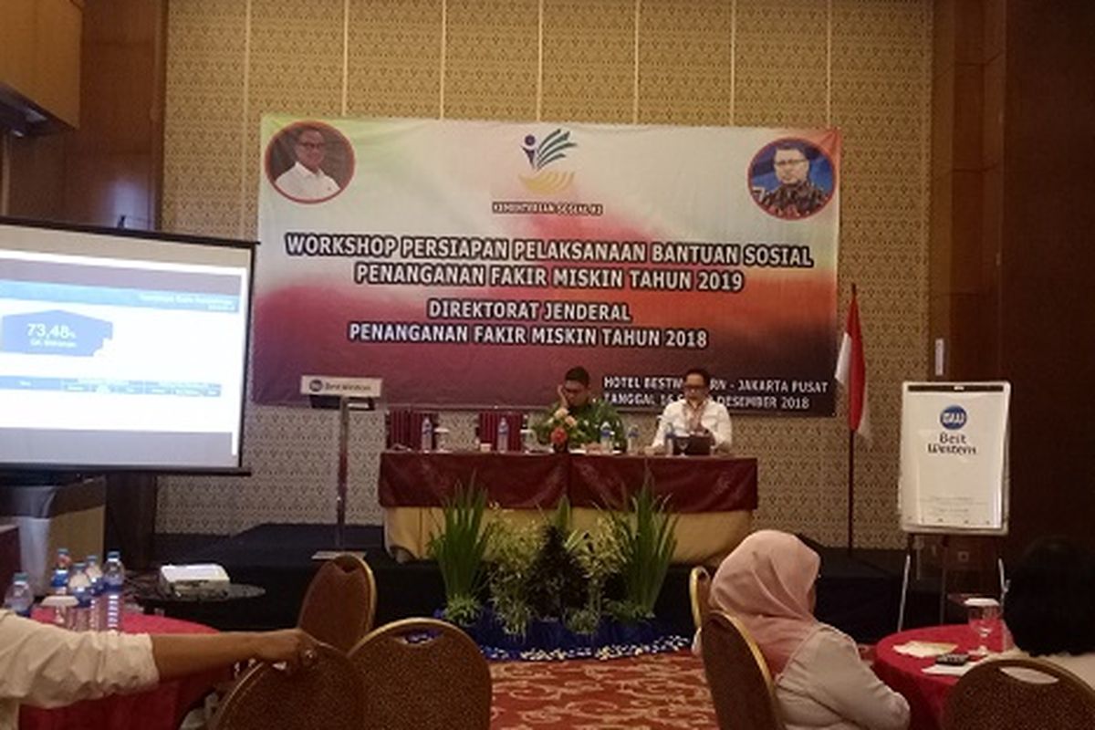 Kepala Biro Perencanaan Kementerian Sosial Adhy Karyono, saat memberikan materi di Workshop Persiapan Pelaksanaan Bantuan Sosial Penanganan Fakir Miskin Tahun 2019, di Hotel Best Western, Jakarta, Senin (17/12/2018). 