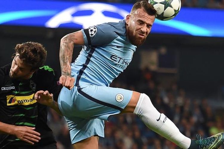 Pemain belakang Manchester City, Nicolas Otamendi (kanan), melakukan duel udara dengan gelandang Borussia Moenchengladbach pada partai fase grup Liga Champions di Stadion Etihad, 14 September 2016.