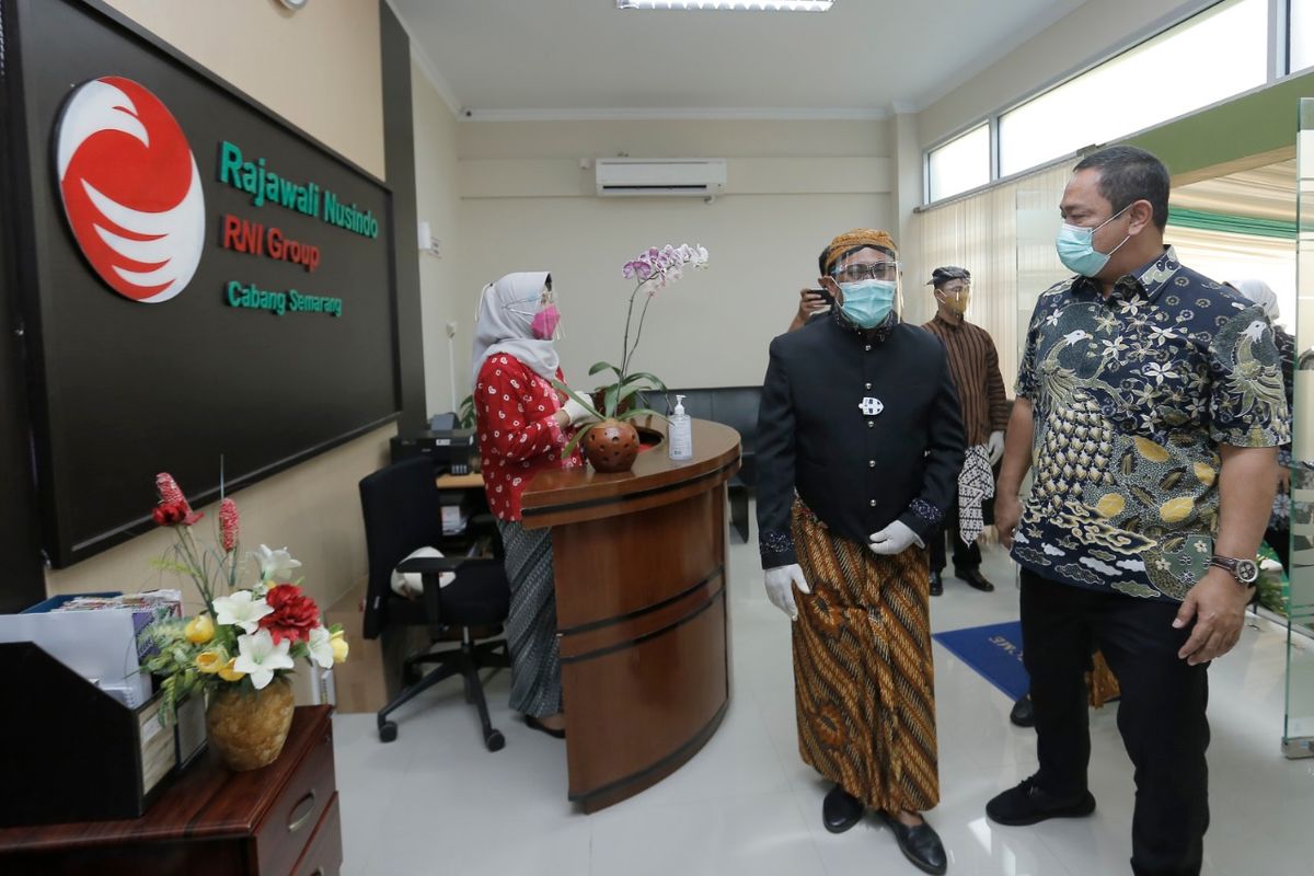 Wali Kota Semarang Hendrar Prihadi menghadiri peresmian kantor cabang PT Rajawali Nusindo yang merupakan anak perusahan PT Rajawali Nusantara Indonesia di Kawasan Industri Candi, Kota Semarang, Jumat (12/3/2021).