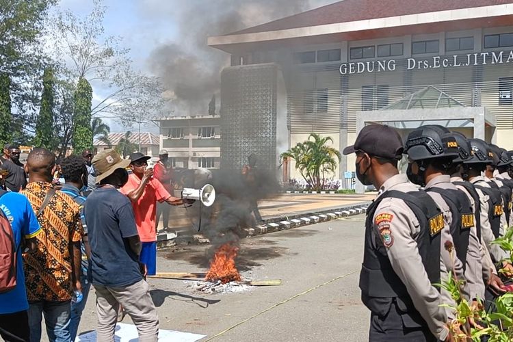 Massa bakar ban bekas karena kesal belum temui Walkot