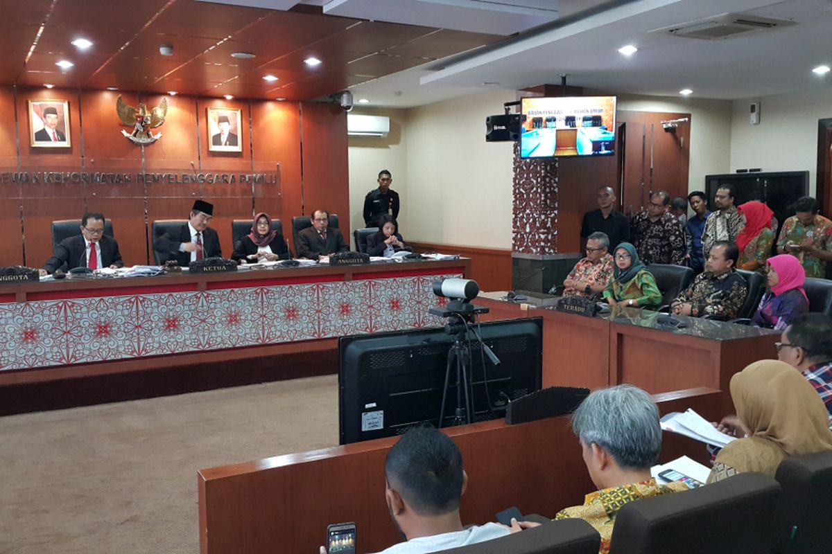 Sidang putusan terkait dugaan pelanggaran kode etik yang dilakukan KPU dan Bawaslu DKI Jakarta di Ruang Sidang DKPP, Jalan MH Thamrin, Jakarta Pusat, Jumat (7/4/2017) sore.