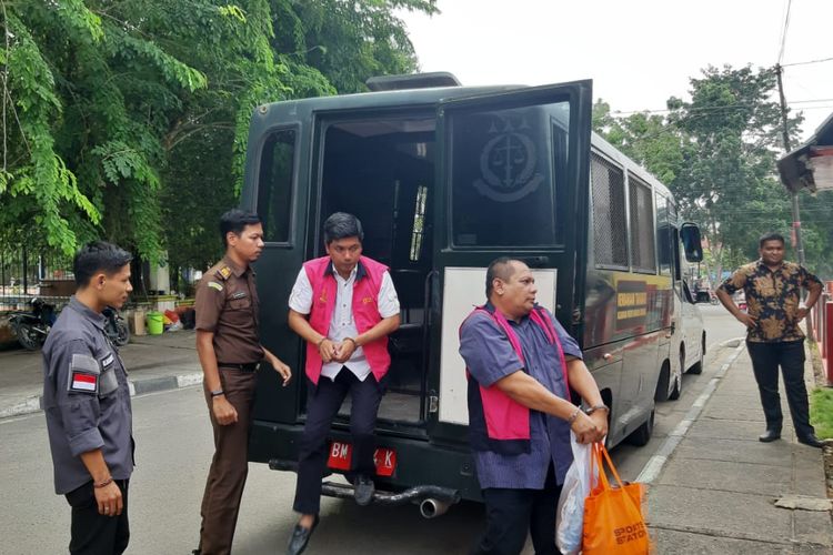 Dua dari tiga tersangka korupsi pembangunan lintasan atletik saat dijebloskan ke penjara Lapas Teluk Kuantan, Kabupaten Kuansing, Riau, Rabu (30/8/2023).