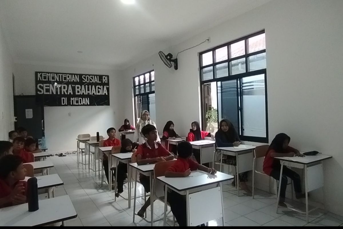 Seorang guru sedang memberi penjelasan kepada siswa-siswi SRMP 2 saat proses belajar di kelas di asrama Kementerian Sosial Sentra Bahagia di Jalan Willem Iskandar, Kota Medan, Sumatera Utara, Rabu (6/8/2025).