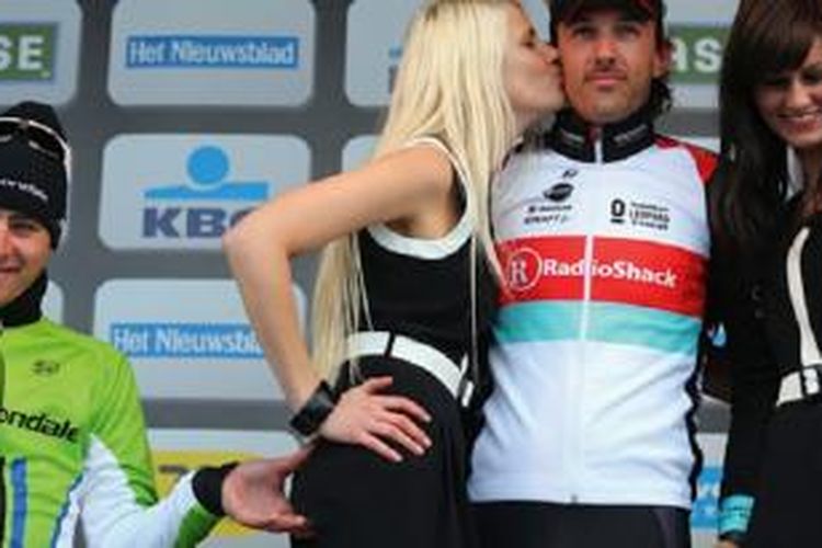 TRindakan atlet balap sepeda Slovakia, Peter Sagan yang tertangkap mencubit bokong gadis podium dalam lomba Tour of Flanders pada 2013.