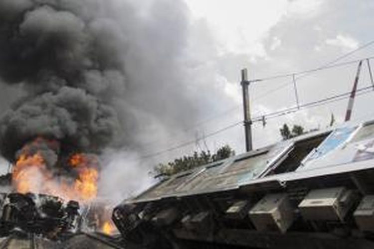 Suasana di lokasi tabrakan kereta rel listrik (KRL) jurusan Serpong-Tanah Abang dengan truk tangki pengangkut bahan bakar di pelintasan Pondok Betung, Bintaro, Jakarta Selatan, Senin (9/12/2013). Kecelakaan mengakibatkan sejumlah rangkaian gerbong dan truk tangki terbakar, menyebabkan seorang masinis dan seorang penumpang tewas, serta puluhan orang mengalami luka bakar. 