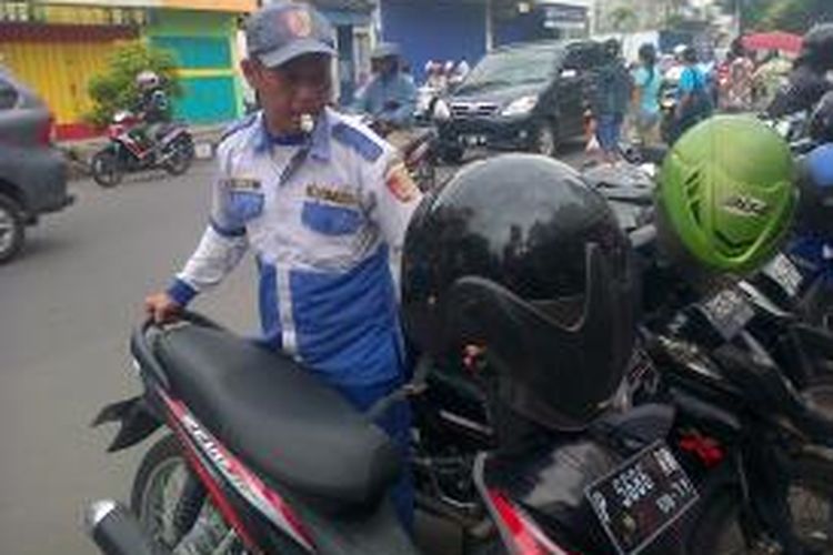 Hery Santuso (45), seorang juru parkir di Jember, Jawa Timur, akan ikut bertarung sebagai Calon Anggota Legislatif (Caleg) pada Pemilu Legislatif 2014 mendatang, Rabu (20/11/13)