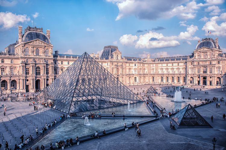 Penampakan Le Louvre Museum pada siang hari, (9/2016).