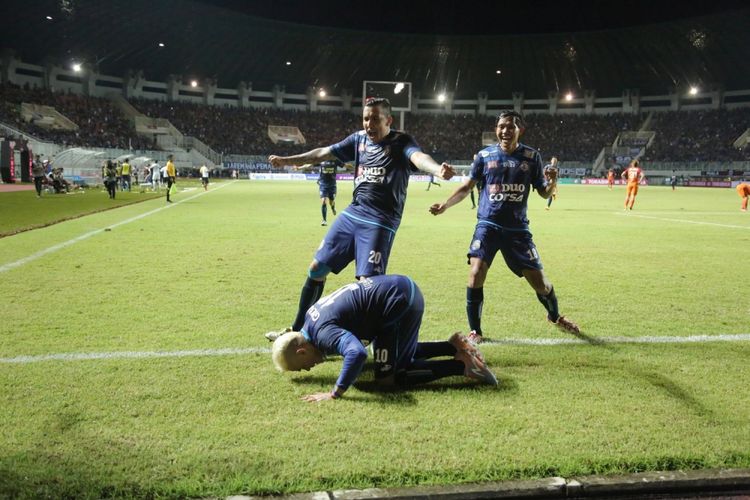 Sujud syukur pemain Arema FC Alfaro Gonzales Cristian Gerard setelah menjebol gawang Pusamania Borneo FC II pada final Piala Presiden 2017 di Stadion Pakansari, Cibinong, Kabupaten Bogor, Jawa Barat, Minggu (12/3) malam. Arema FC menjadi juara Piala Presiden 2017 setelah menundukkan Pusamania Borneo FC II dengan skor 5-1. 