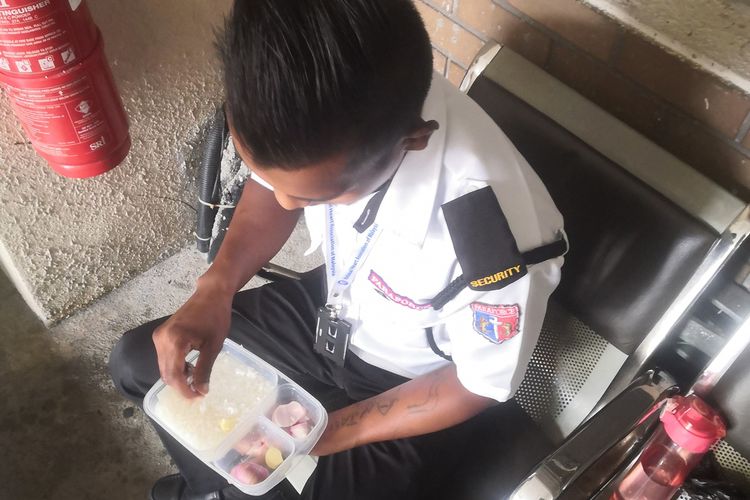 Foto satpam di Malaysia yang menyantap nasi lauk bawang, viral di Facebook. Apit Lid yang mengunggah fotonya pada Minggu (7/3/2021) mengatakan, satpam itu menyisihkan 90 persen gajinya untuk keluarga di kampung, dan sebulan belanja makanan tak sampai Rp 350.000.