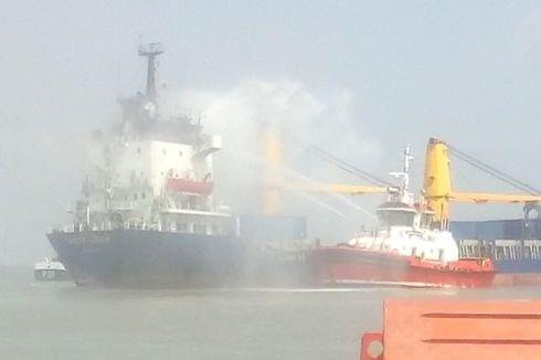 Sedang Lego Jangkar, Kapal Kargo Terbakar di Alur Pelayaran Surabaya