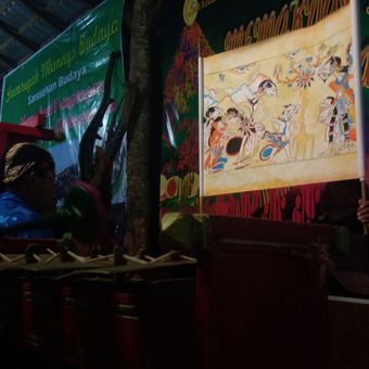 Dalang Menceritakan Wayang Beber saat Pertunjukan Di Desa Bejiharjo, Karangmojo, Gunungkidul Kamis (27/7/2017)