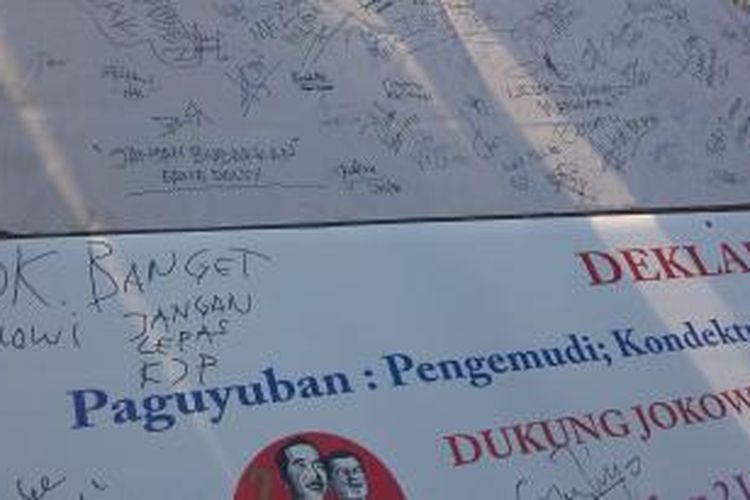 Kain putih dibentangkan relawan di Bundaran HI untuk mendukung pasangan Jokowi-JK