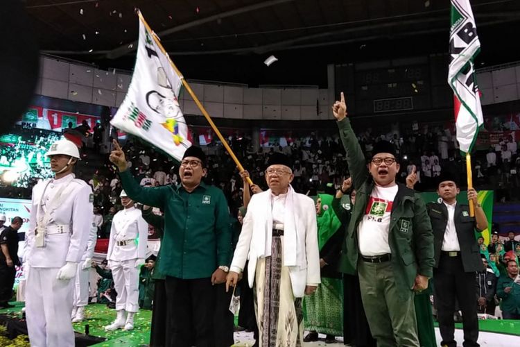 Cawapres Maruf Amin didampingi Ketua Umum PKB Muhaimin Iskandar dan Ketua DPW PKB Jatim Halim Iskandar dalam acara konsolidasi dan launching nomor urut PKB di DBL Arena, Jl. A. Yani, Surabaya, Sabtu (29/9/2018)